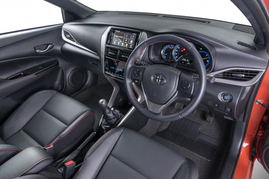 Интерьер Toyota Yaris S 2018 года  (ZA) (фото 15 из 39)